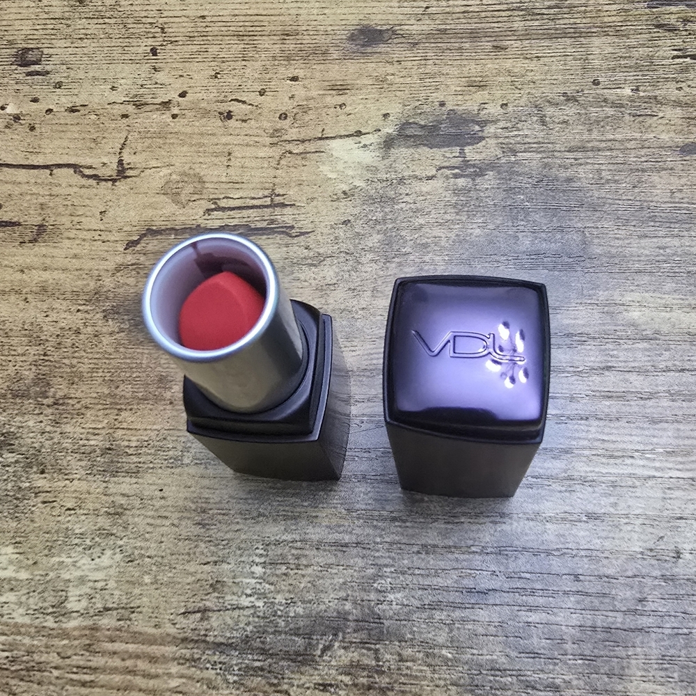 New Without Box VDL Expert Color Fiery Red 605 Lipstick